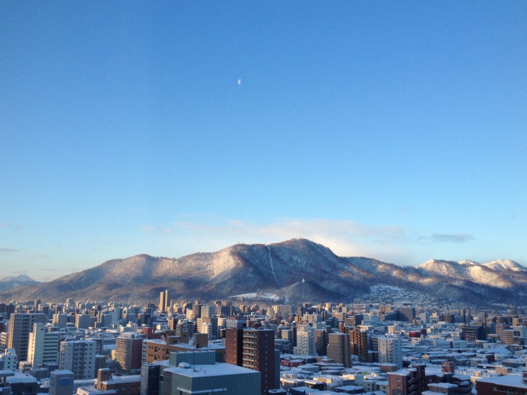 雪の藻岩山と街並み