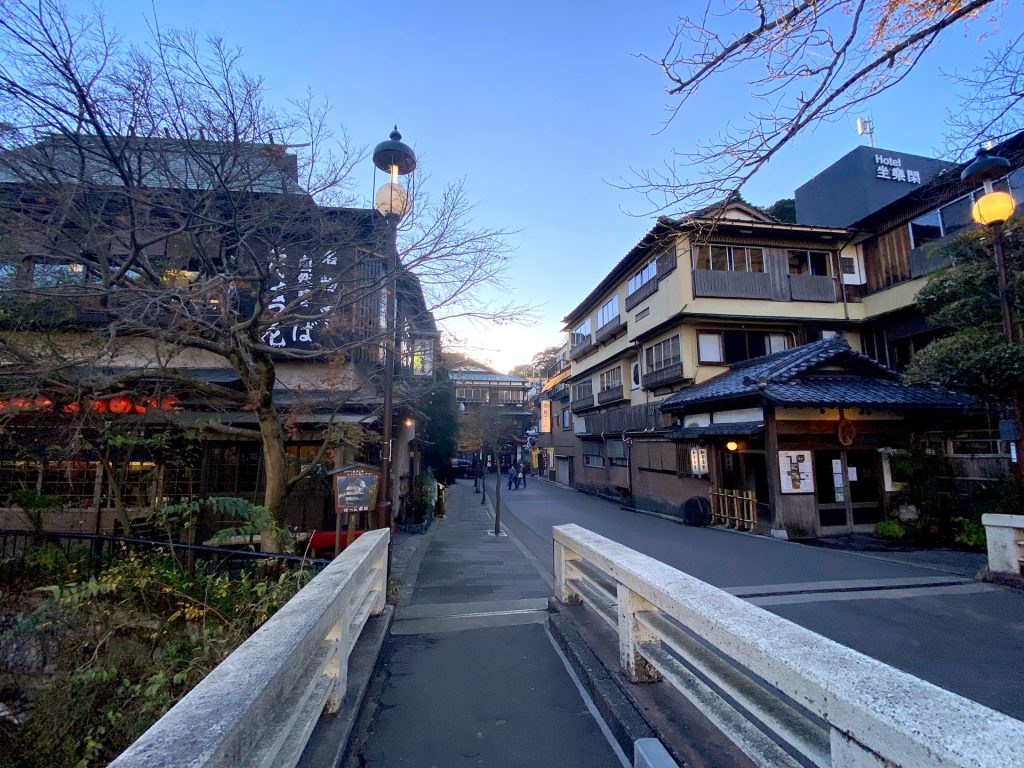 湯本橋から湯場滝通りと温泉街