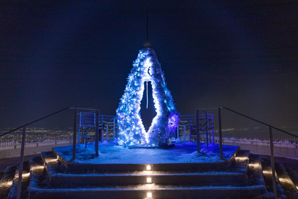 藻岩山ロープウェイの山頂駅付近　幸せの鐘