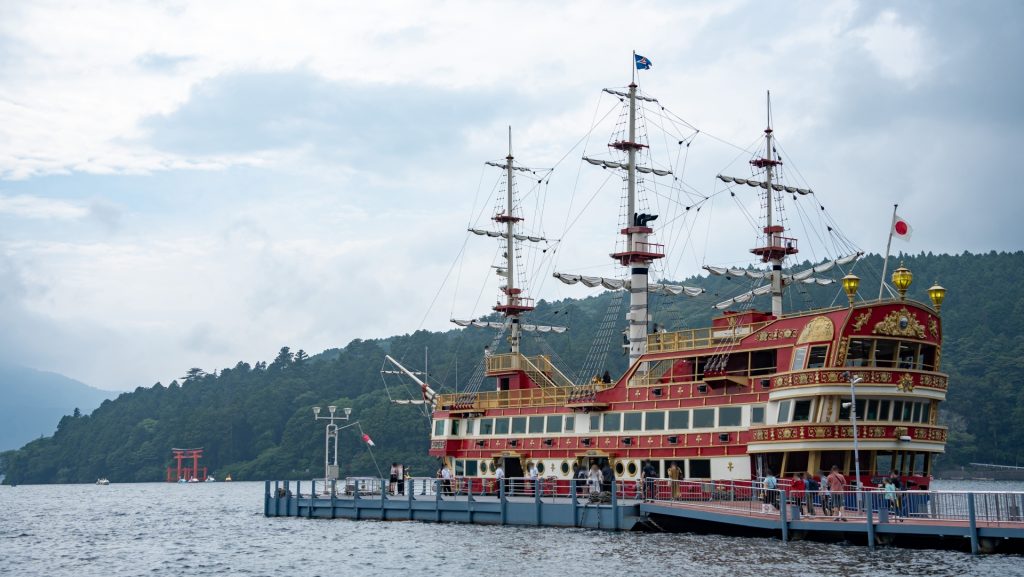 芦ノ湖と海賊船