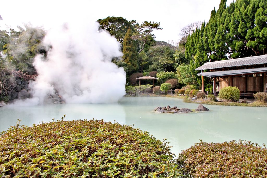 別府温泉　白池地獄