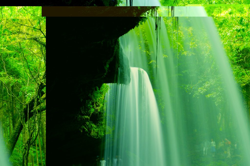 新緑に包まれた鍋ケ滝