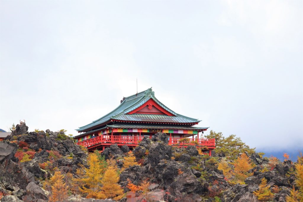 秋の鬼押し出し園 浅間山観音堂