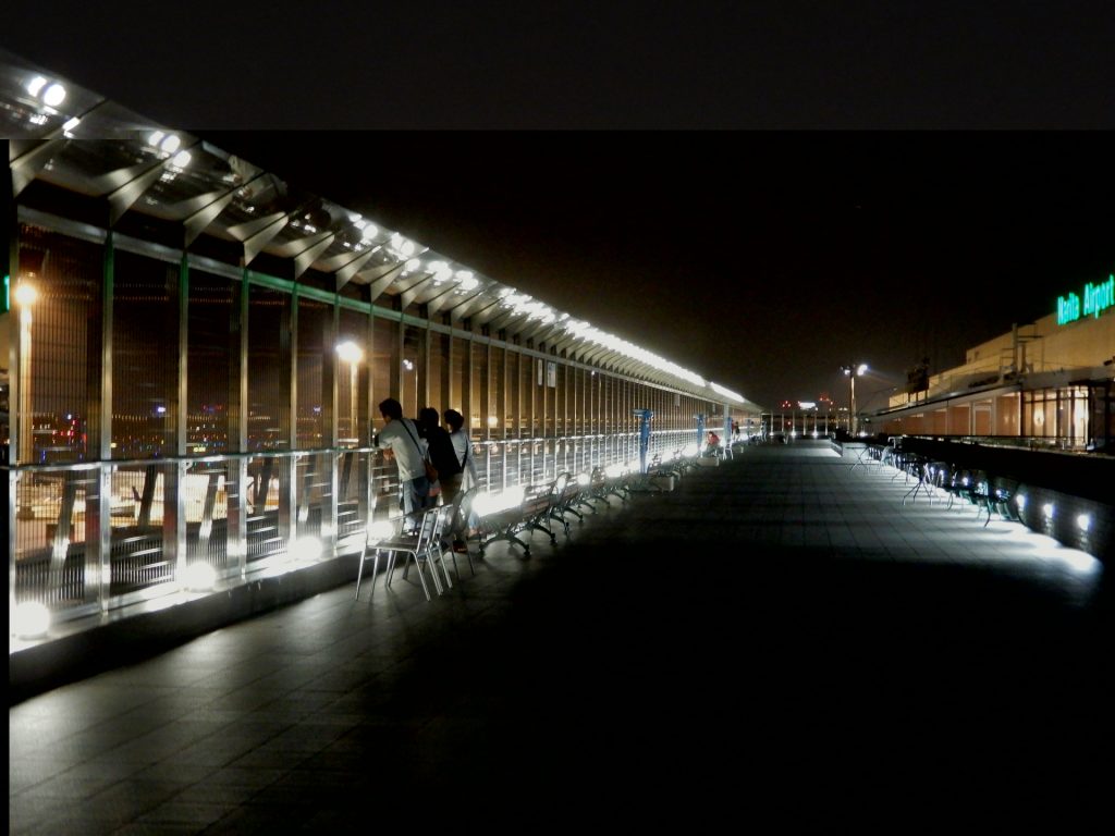 夜の空港の展望デッキ