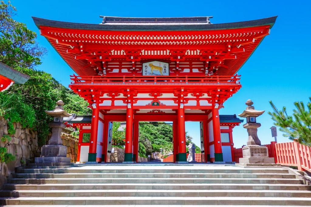 日南海に突き出した鵜戸神宮の楼門