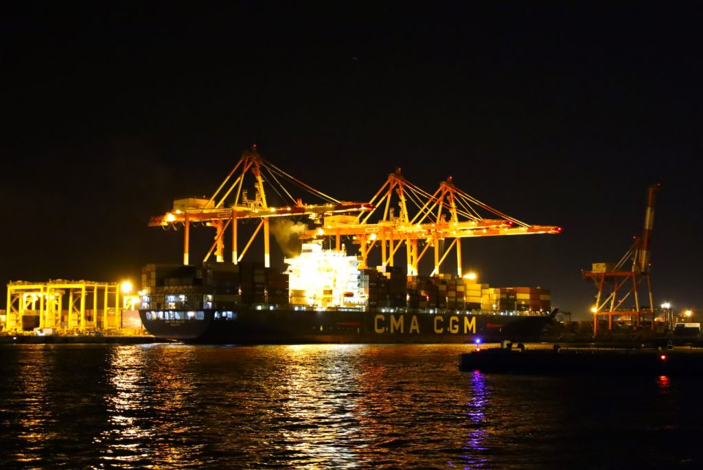 本牧埠頭のコンテナ船の夜の積み卸し風景