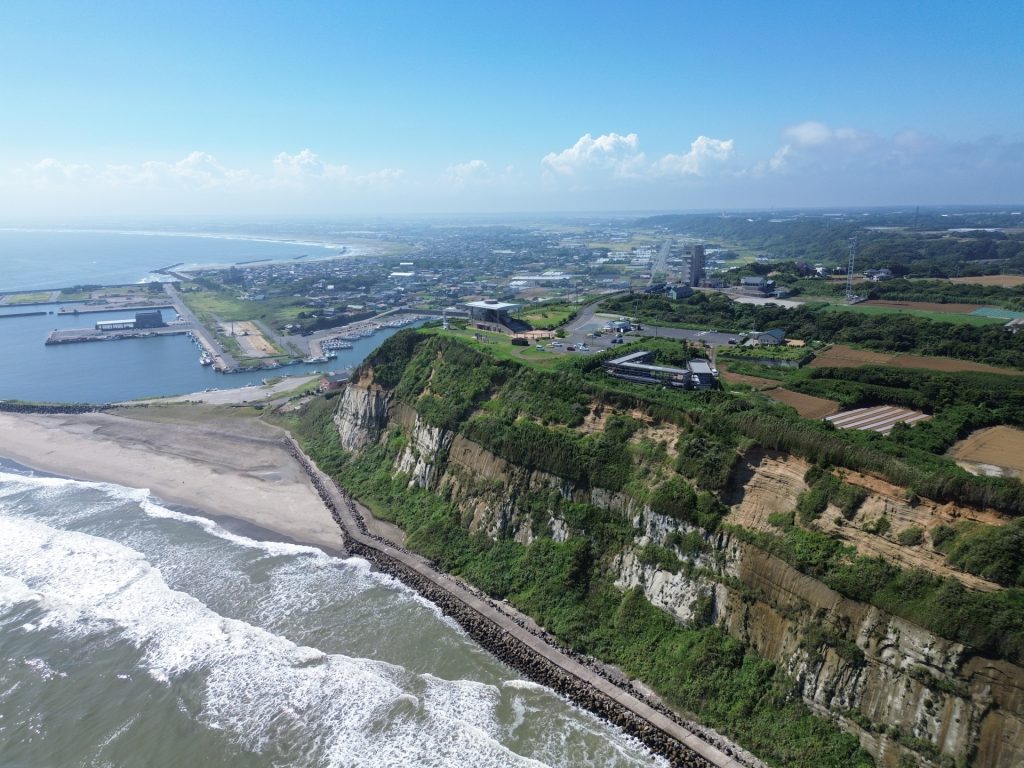 刑部岬の展望館と旭市の街並み
