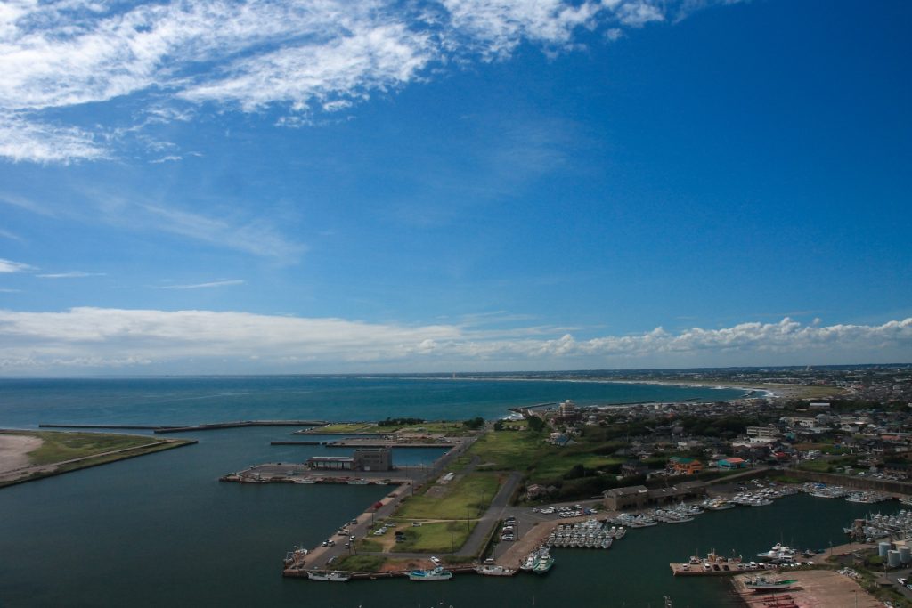 飯岡刑部岬の展望館と旭市の街並み