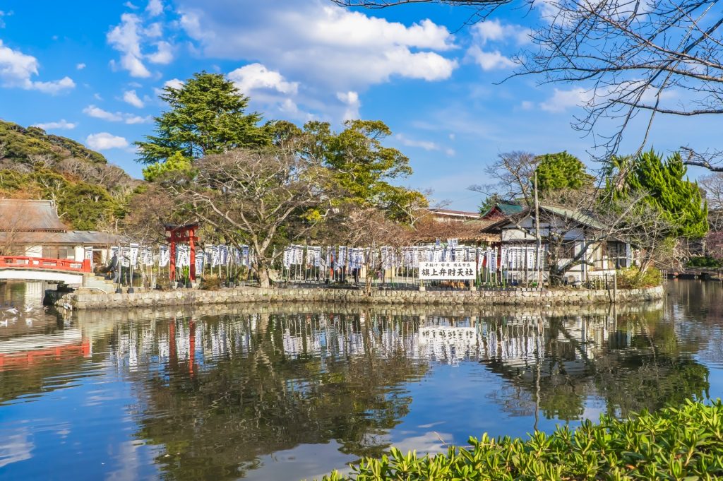 池に浮かぶ旗上弁財天社