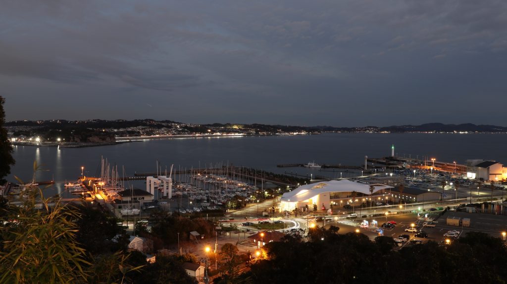 江の島から湘南港とマリーナ、鎌倉を望む