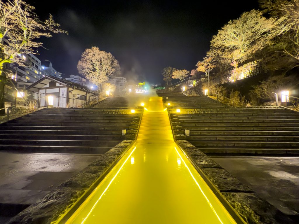 伊香保温泉　温泉の流れる石段街