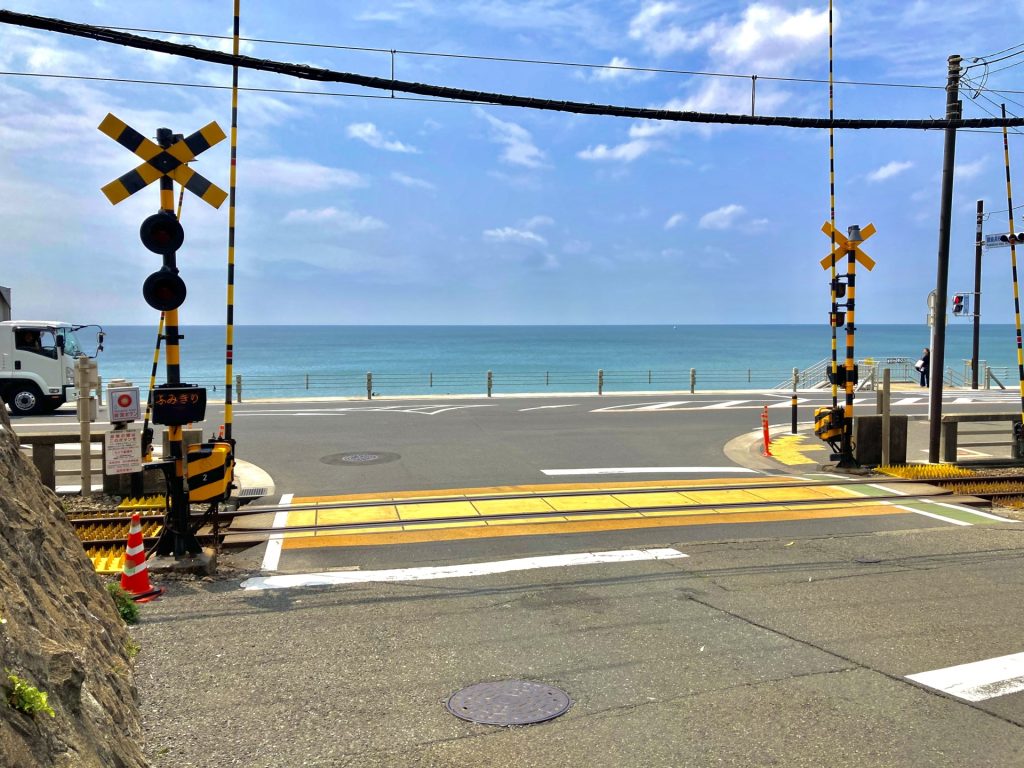 湘南の海と江ノ電の踏切