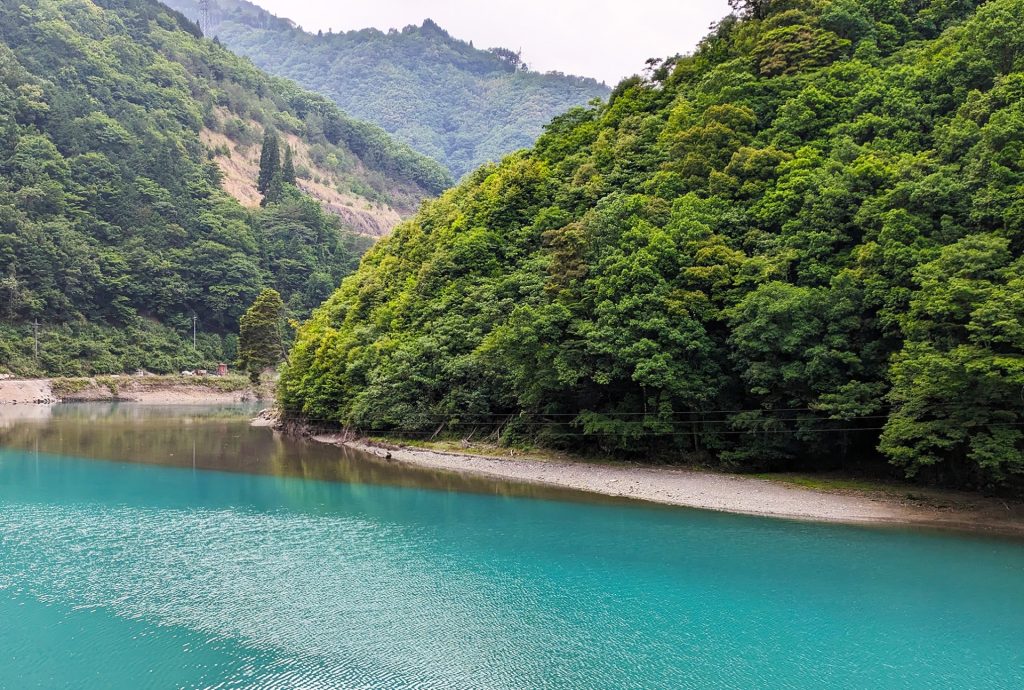 椎葉村のエメラルドブルーの川