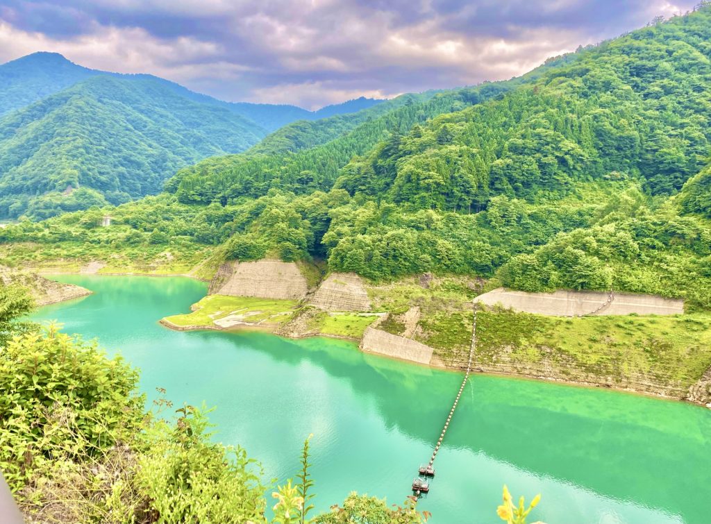 エメラルドグリーンの湖