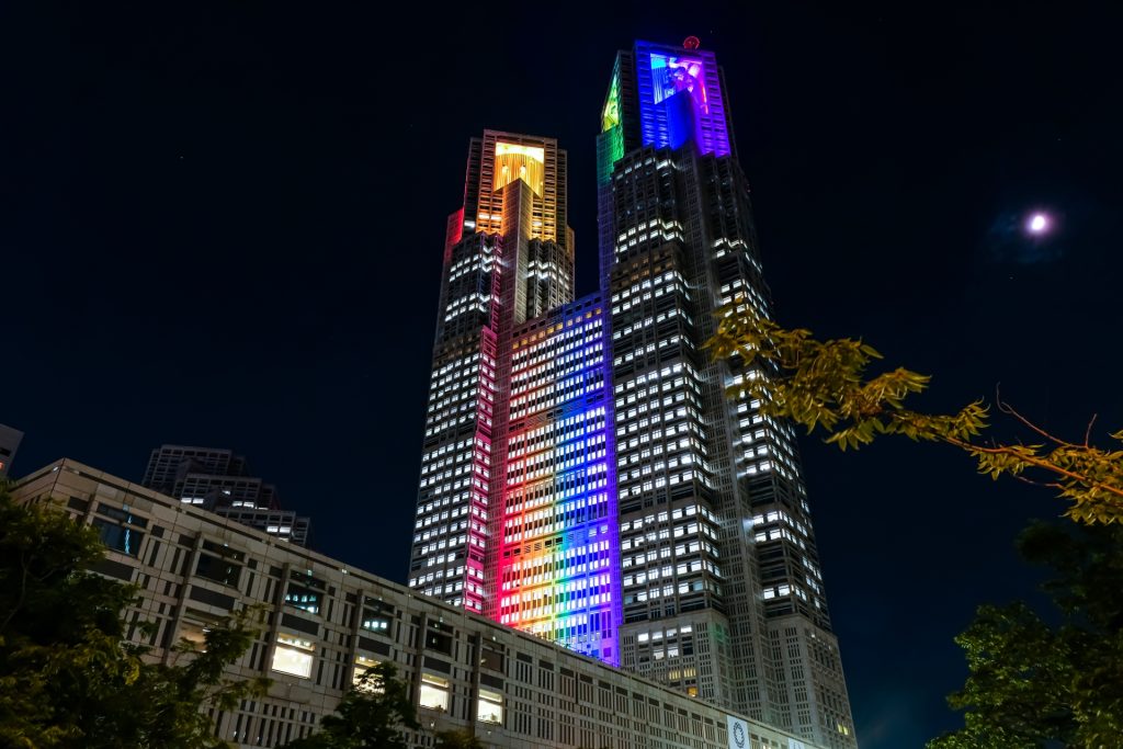 東京都庁 夜景 七色のライトアップ